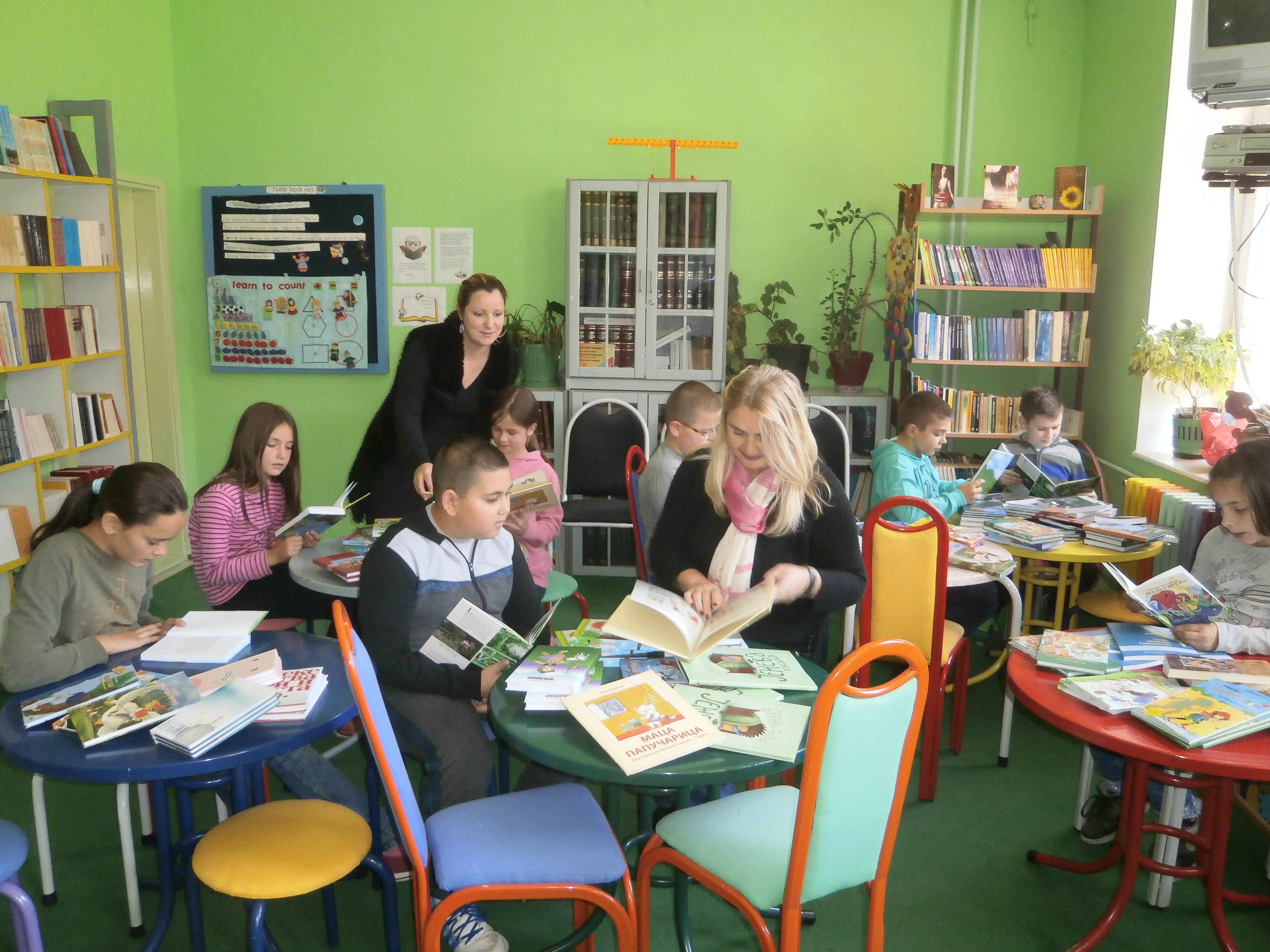 Бивша ученица, школи „Душан Томашевић Ћирко“ поклонила 120 књига