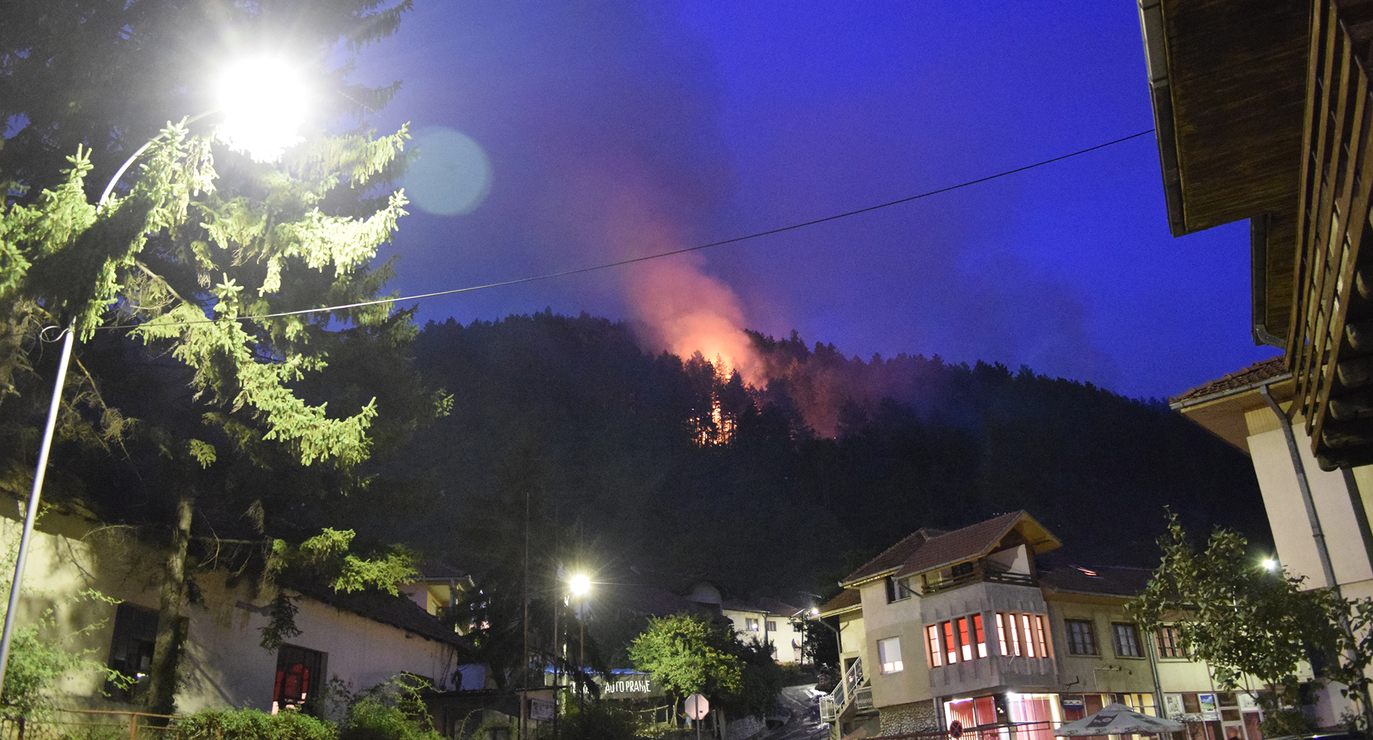 Отежано гашење пожара изнад гробља Косовац због неприступачног терена