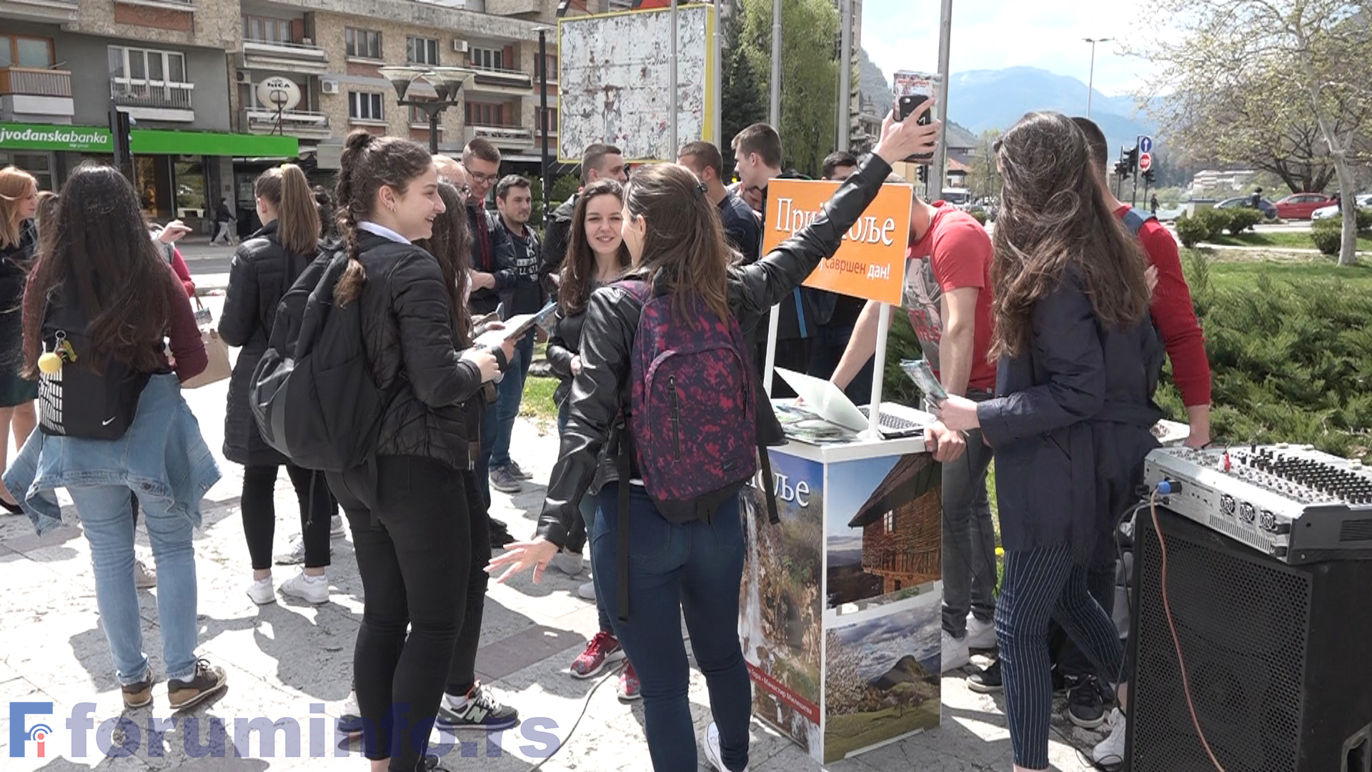 Уличном акцијом „Чувајмо лепоту нашег града“ гимназијалци обележили Дан планете Земље