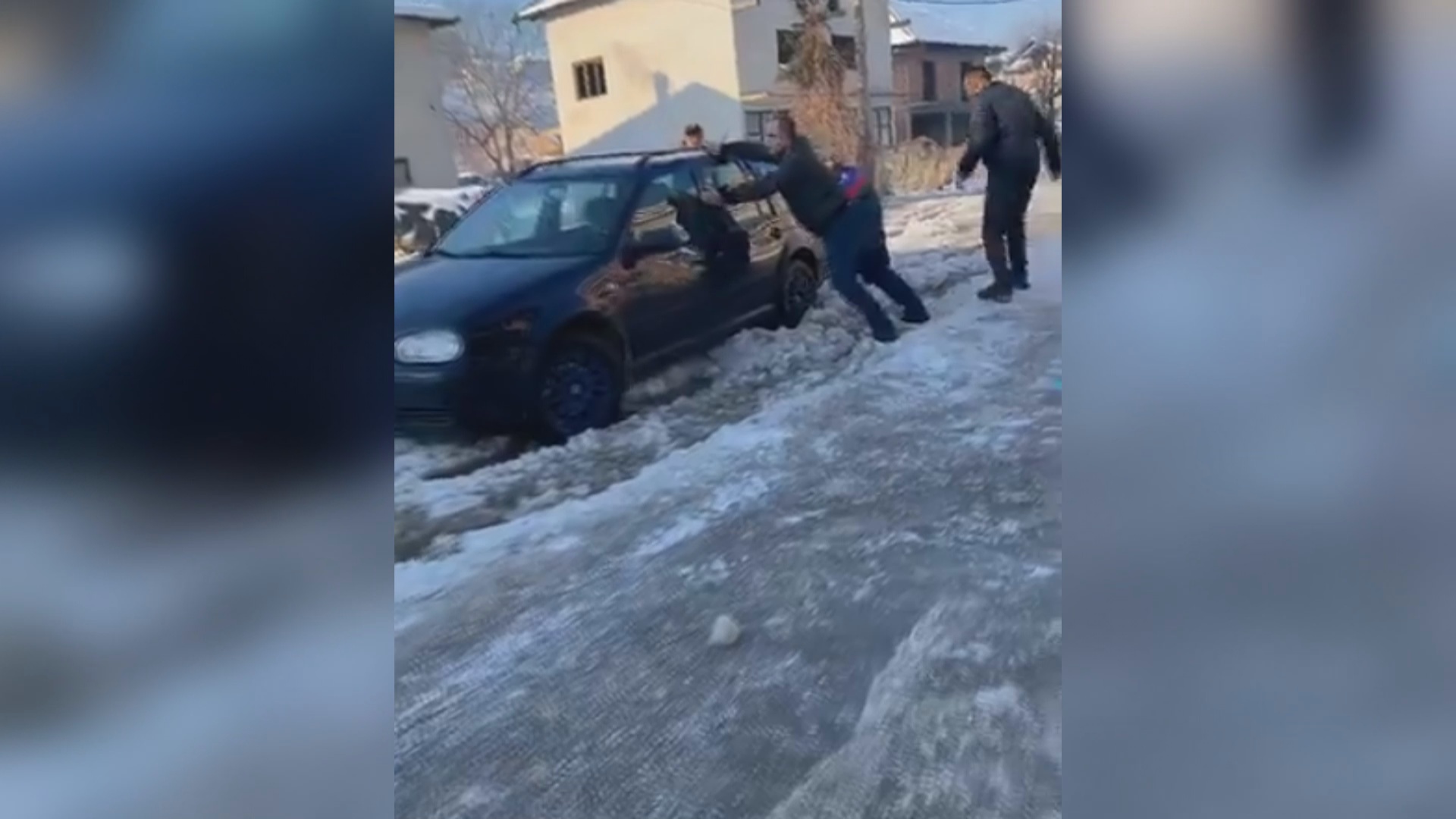 Лед оковао улицу Жарка Маринковића у Бродареву