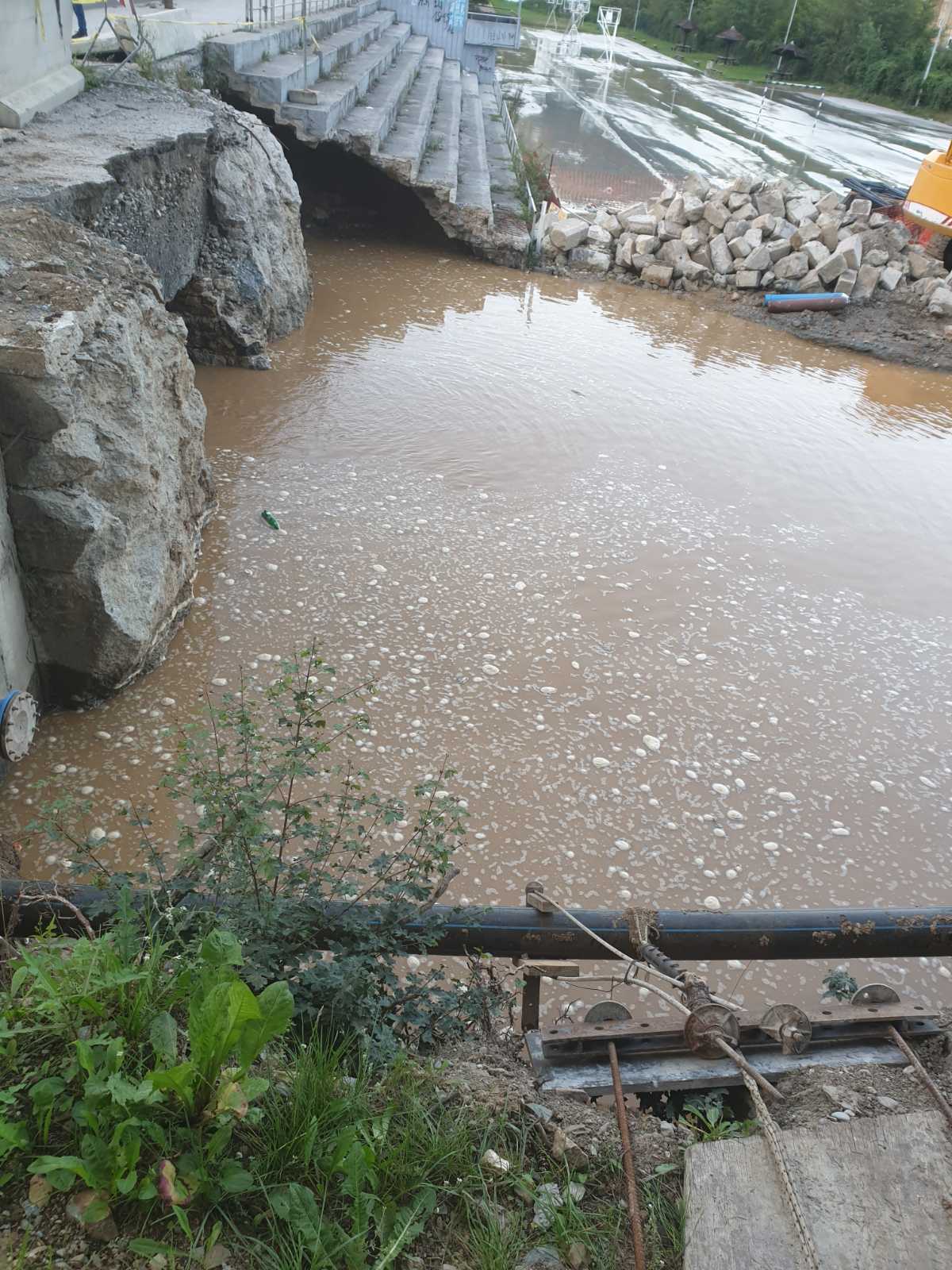 Отклоњен квар на водоводној цеви на мосту у Шарампову