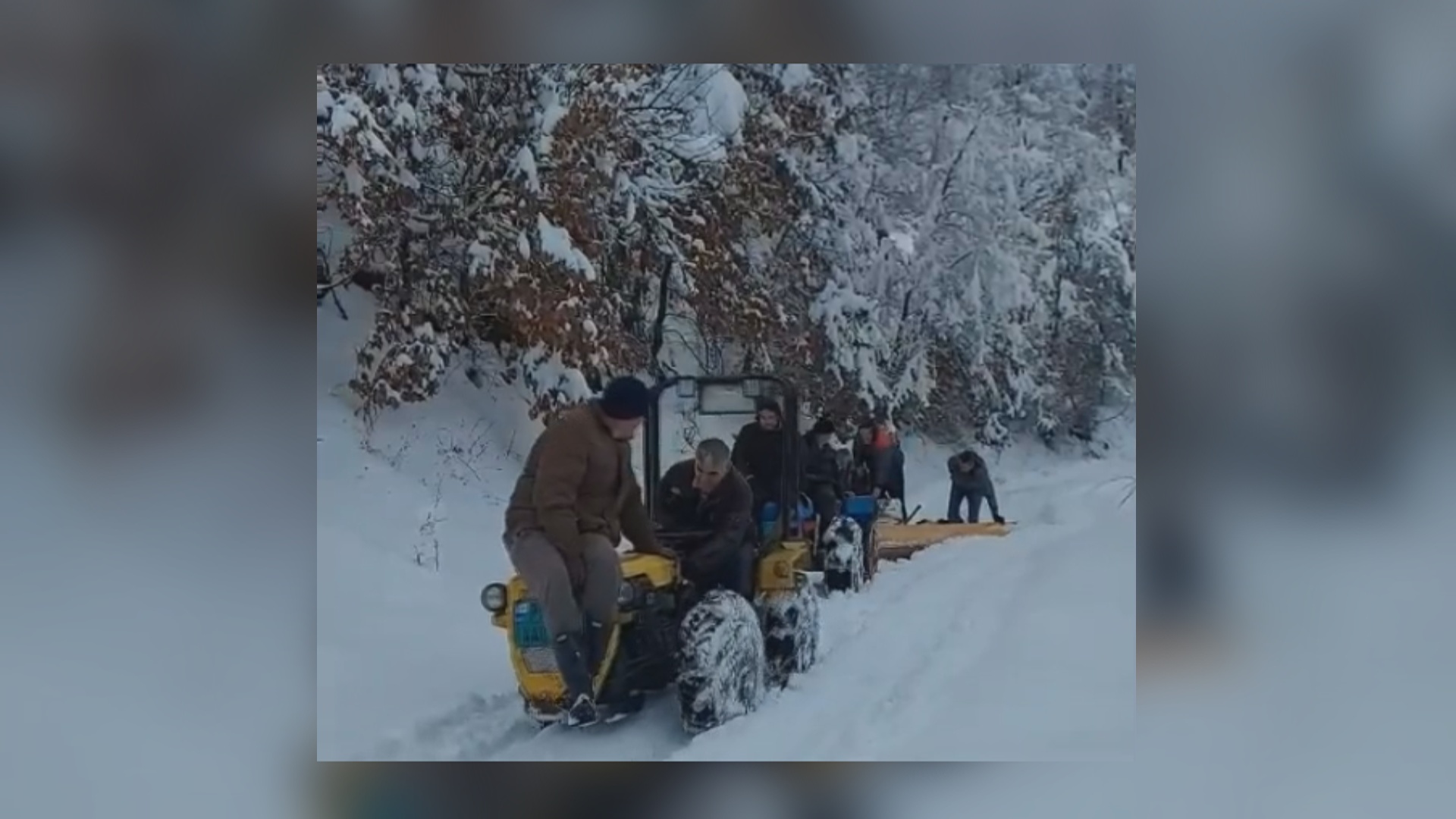 Снег који је падао у току ноћи није изазвао проблеме у одвијању саобраћаја