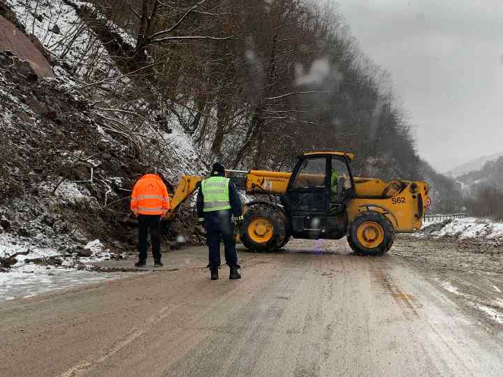 Успорен саобраћај на путу Нова Варош – Пријепоље због одрона код Бистрице