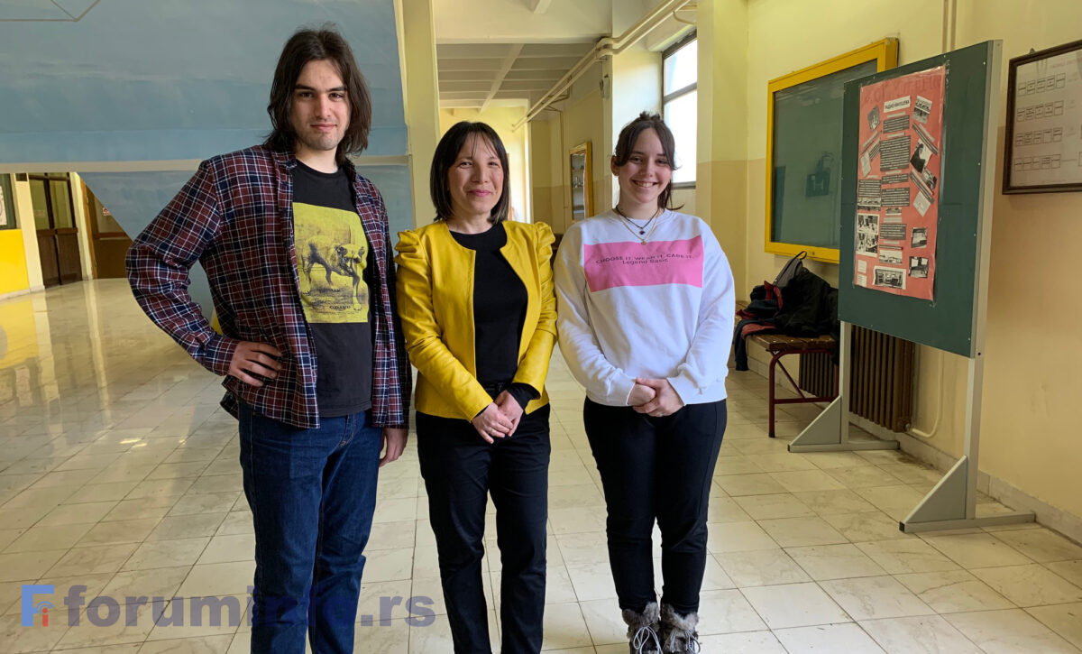 Ирфан Шпиртовић други, а Анђелика Дробњак трећа на окружном такмичењу из енглеског