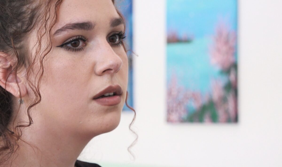 Медина Џиновић својим сликама украсила ходник Економско-трговинске школе