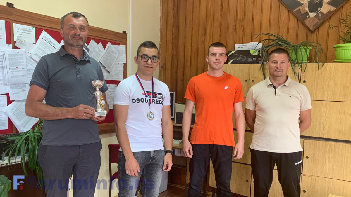 Две медаље за Техничку школу освојили Стефан Аксентијевић и Анес Тумбул