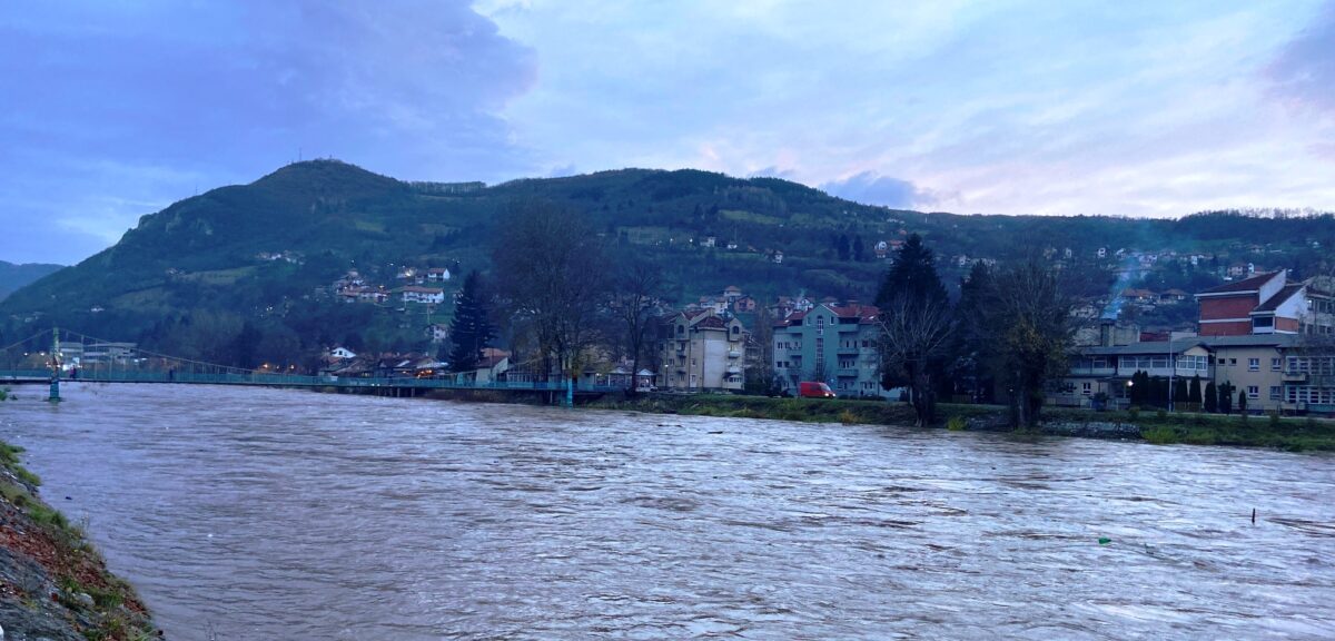 Штаб за ванредне ситуације затворио Висећи мост – проглашена ванредна одбрана од поплава у Пријепољу