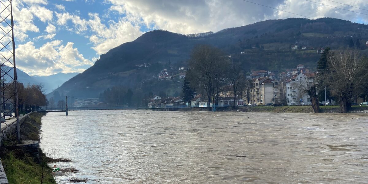 Водостај Лима у Пријепољу прешао границу ванредне одбране од поплава и даље расте