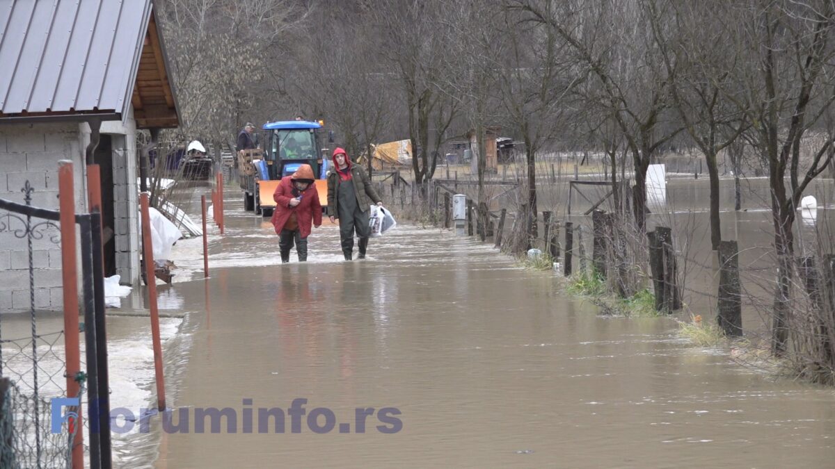 Критично у Залугу – поплављено више десетина кућа