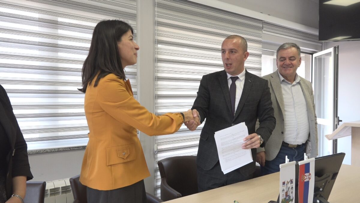 Фондација „Ана и Владе Дивац“ помажe развој пластеничке производње у Пријепољу