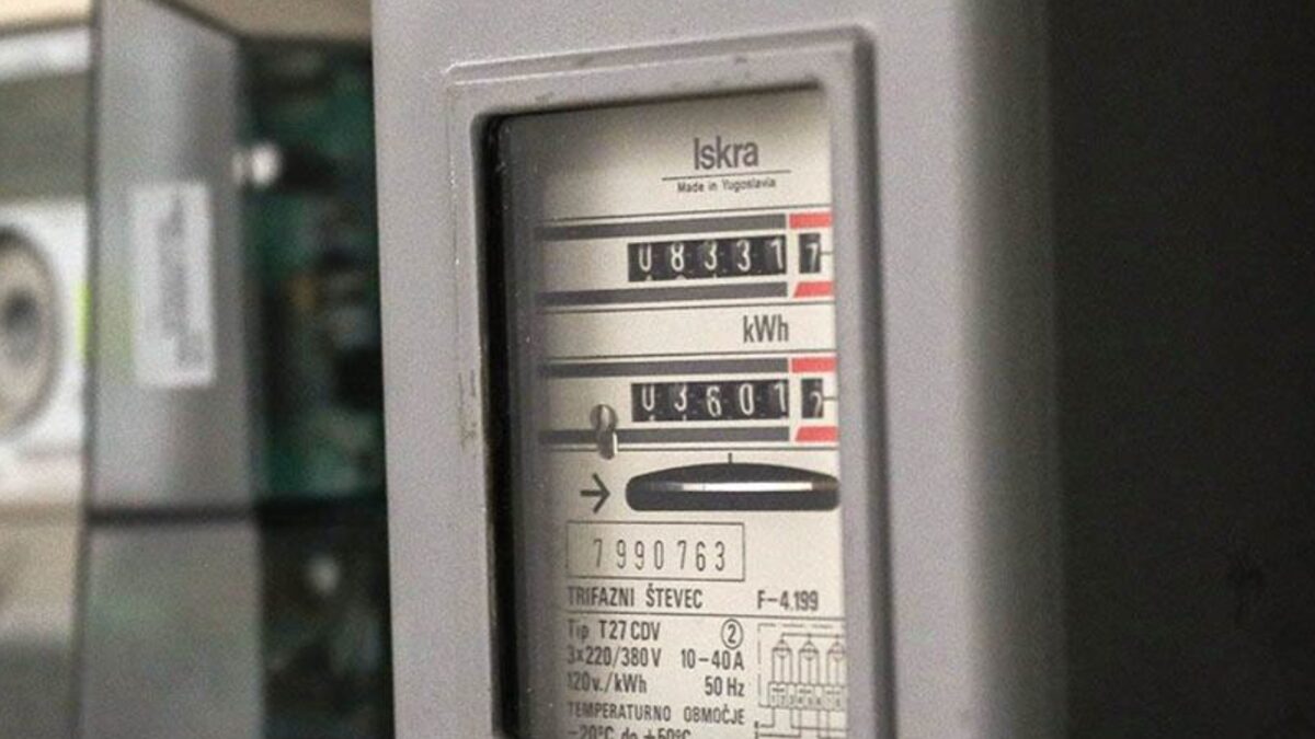 Од 1. новембра струја скупља за 8% – колико попусти могу помоћи пензионерима и пензионеркама?