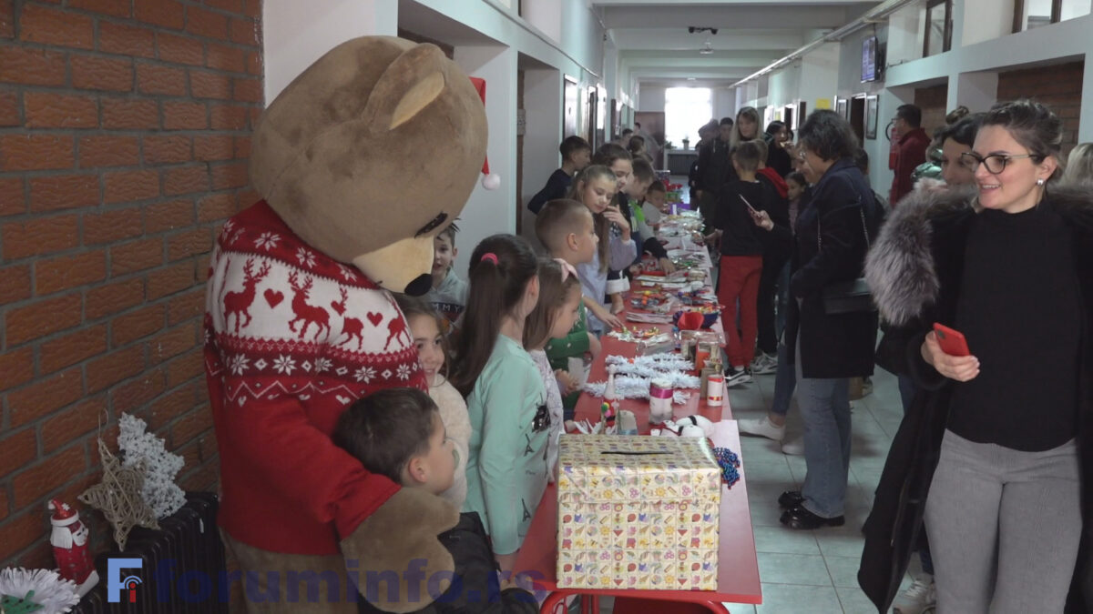 Ђаци ОШ “Михајло Баковић“ организовали новогодишњи базар