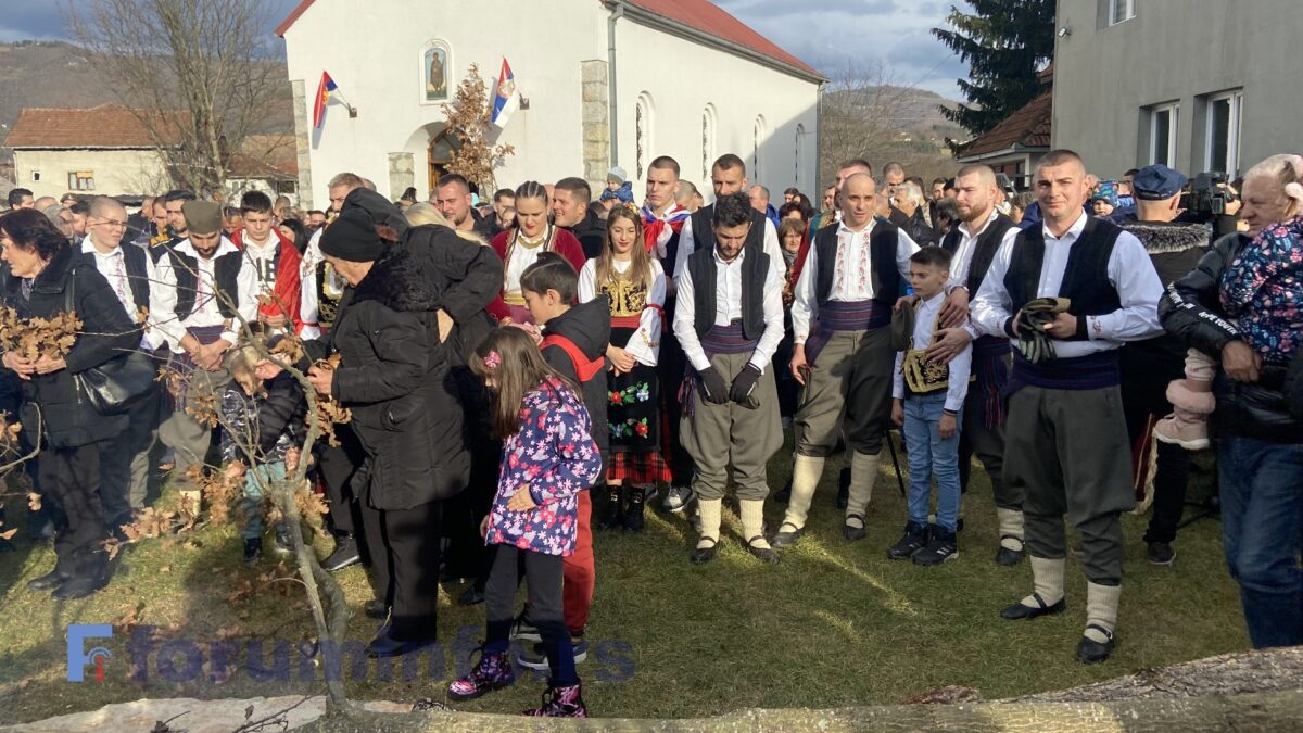 Бадњи дан у Великој Жупи – домаћини ложења бадњака омладина са Суводола (ВИДЕО)
