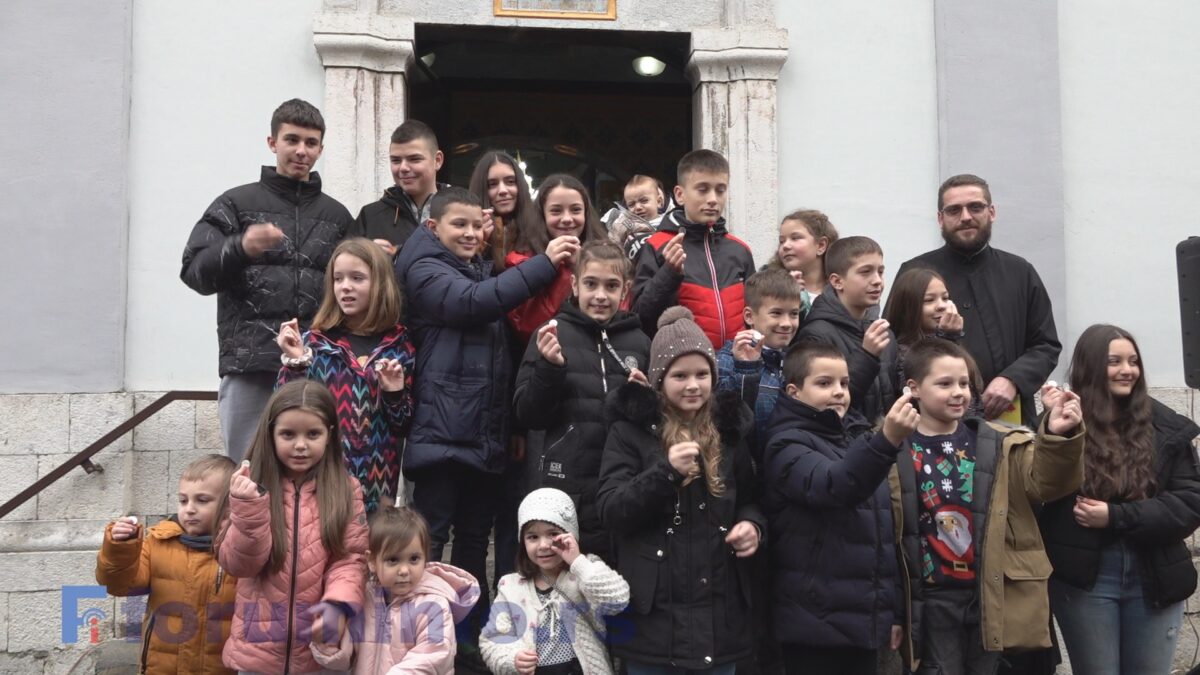 Ломљење божићне чеснице у Пријепољу – радост и осмеси на лицима најмлађих