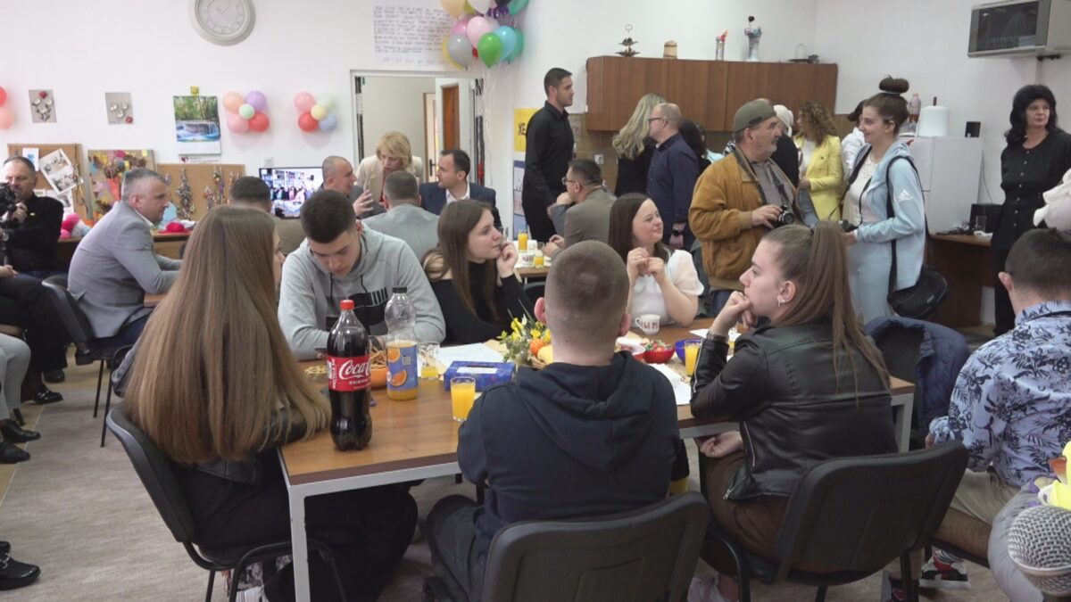 У Дневном центру, при адолосцентном клубу „Френд“, отворен истоимени кафић