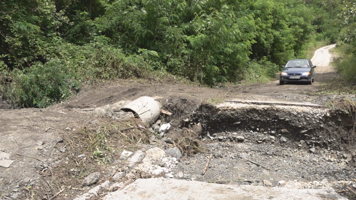 Почела санација пута ка Џурову оштећеног у невремену пре пет дана