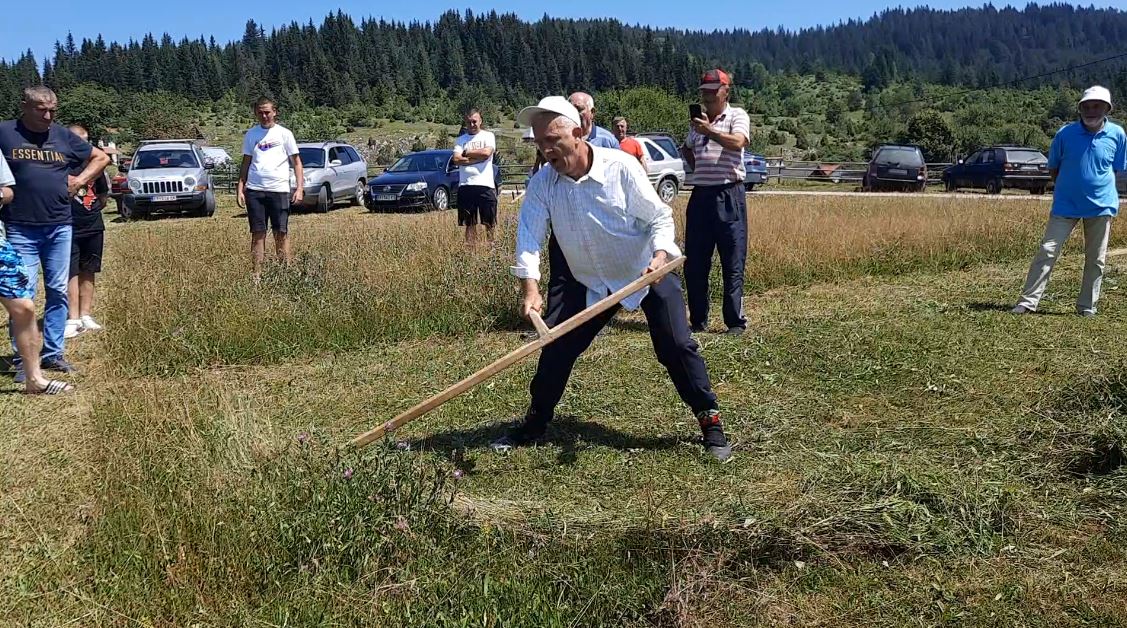 Драгољуб Кијановић најбољи косач на моби у Каменој Гори