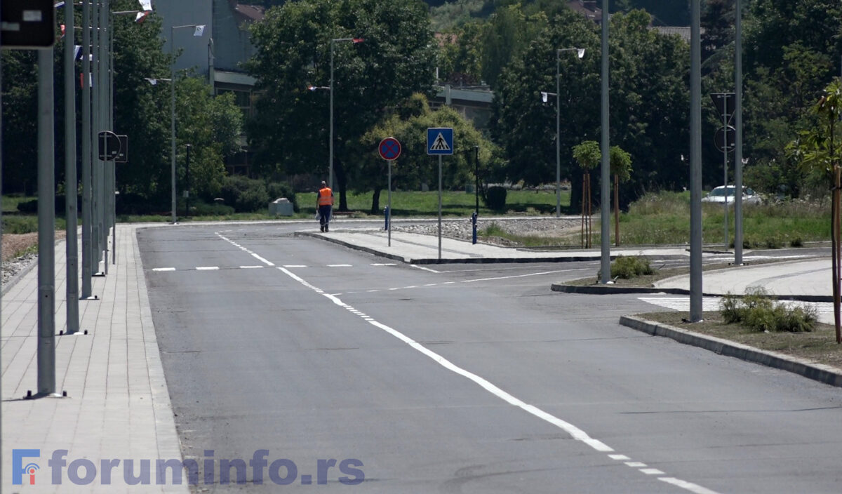 Асфалт на новој саобраћајници у Шеховића Пољу није се ни осушио, а већ је оштећен