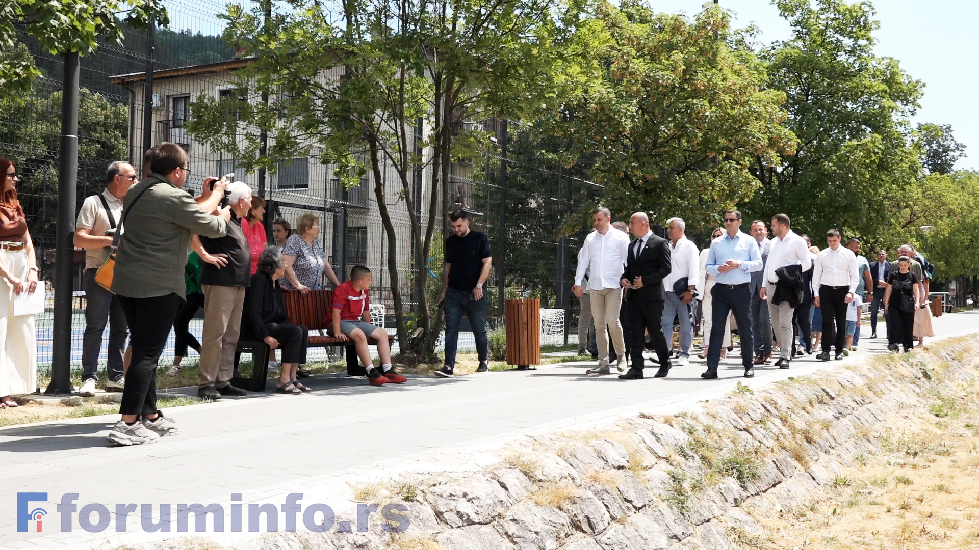 Шеталиште поред Милешевке званично отворено – са једне стране микрофони, са друге транспарент