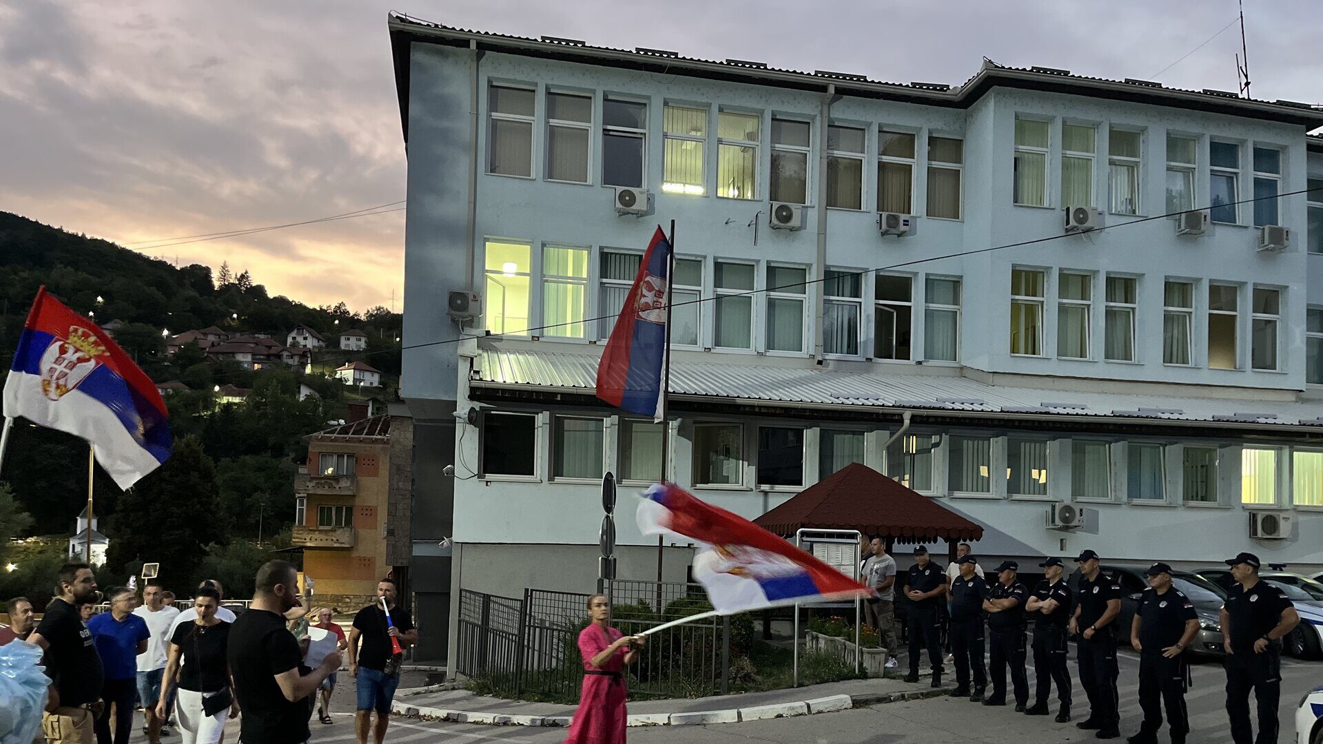 „Униформа је била понос, сад је срамота“ – порука грађана упућена полицији на протесту