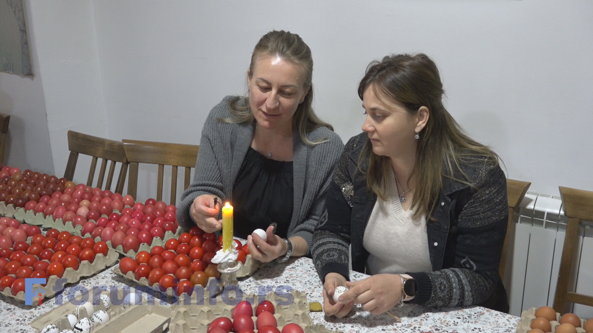 Чланице Кола српских сестара у Пријепољу фарбају јаја традиционалним техникама