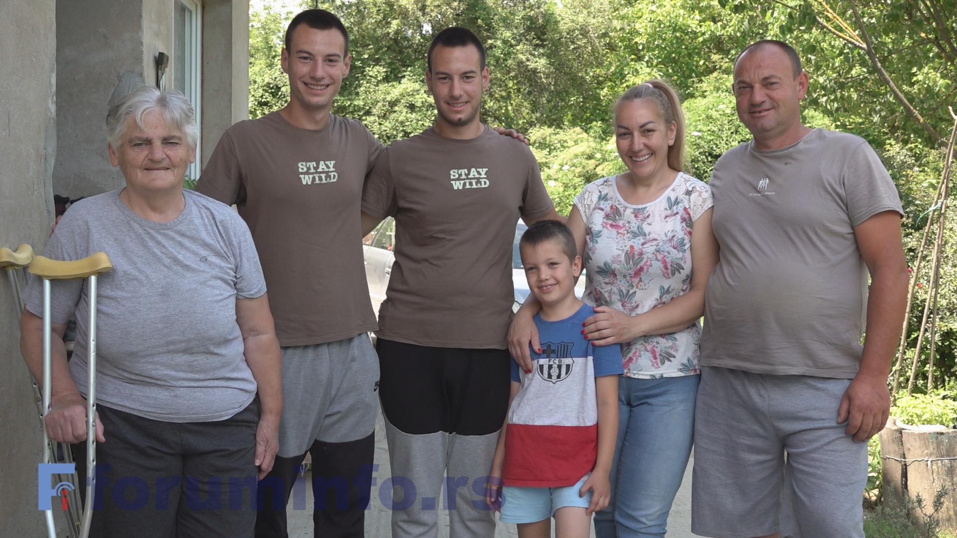Док други листају телефон, Никола и Ненад косе ливаде и купују тракторе
